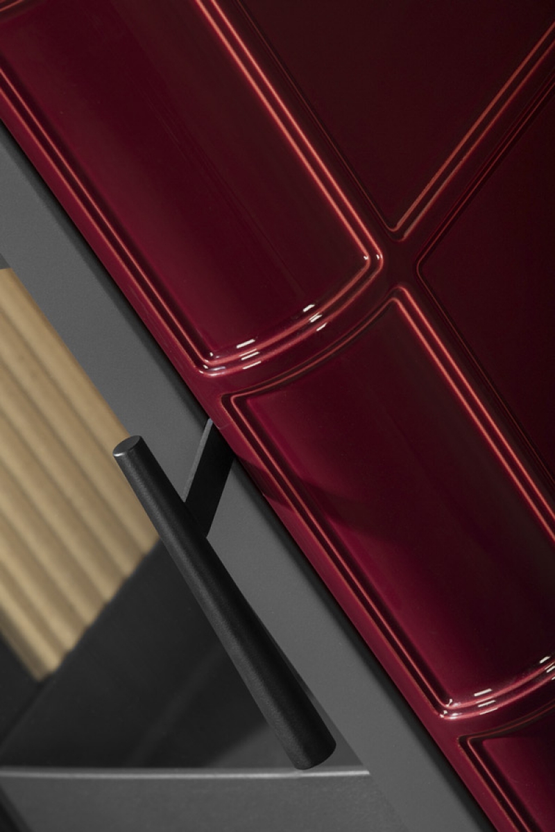 ROMOTOP SIENA N 01 – Bordo spalvos koklių ir durelių rankenos detalė